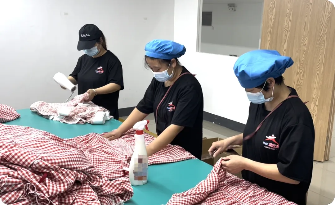 スタッフが外観をチェックしている