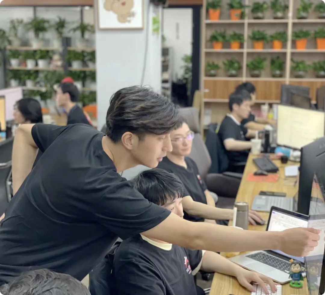 パソコンの画面を見ながら指示を出すスタッフ