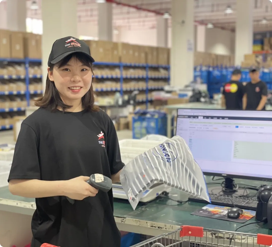 検品作業を行うスタッフ