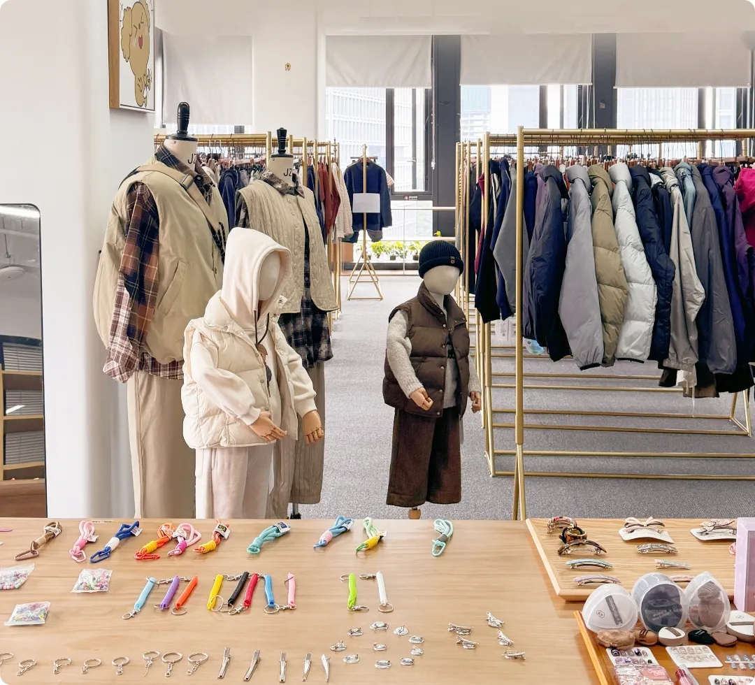 THE CKBのショールームにマネキンが並んでいる