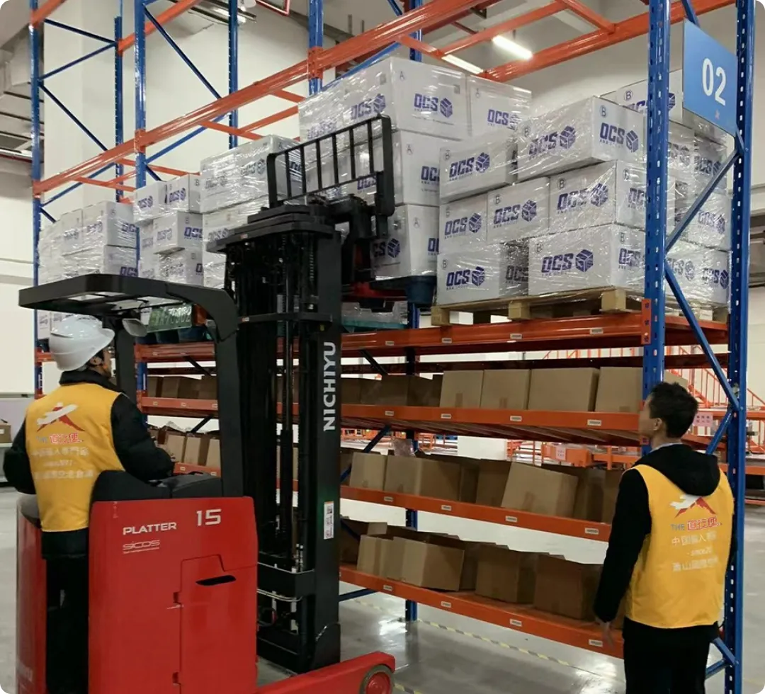 スタッフがフォークリフトで商品を格納している