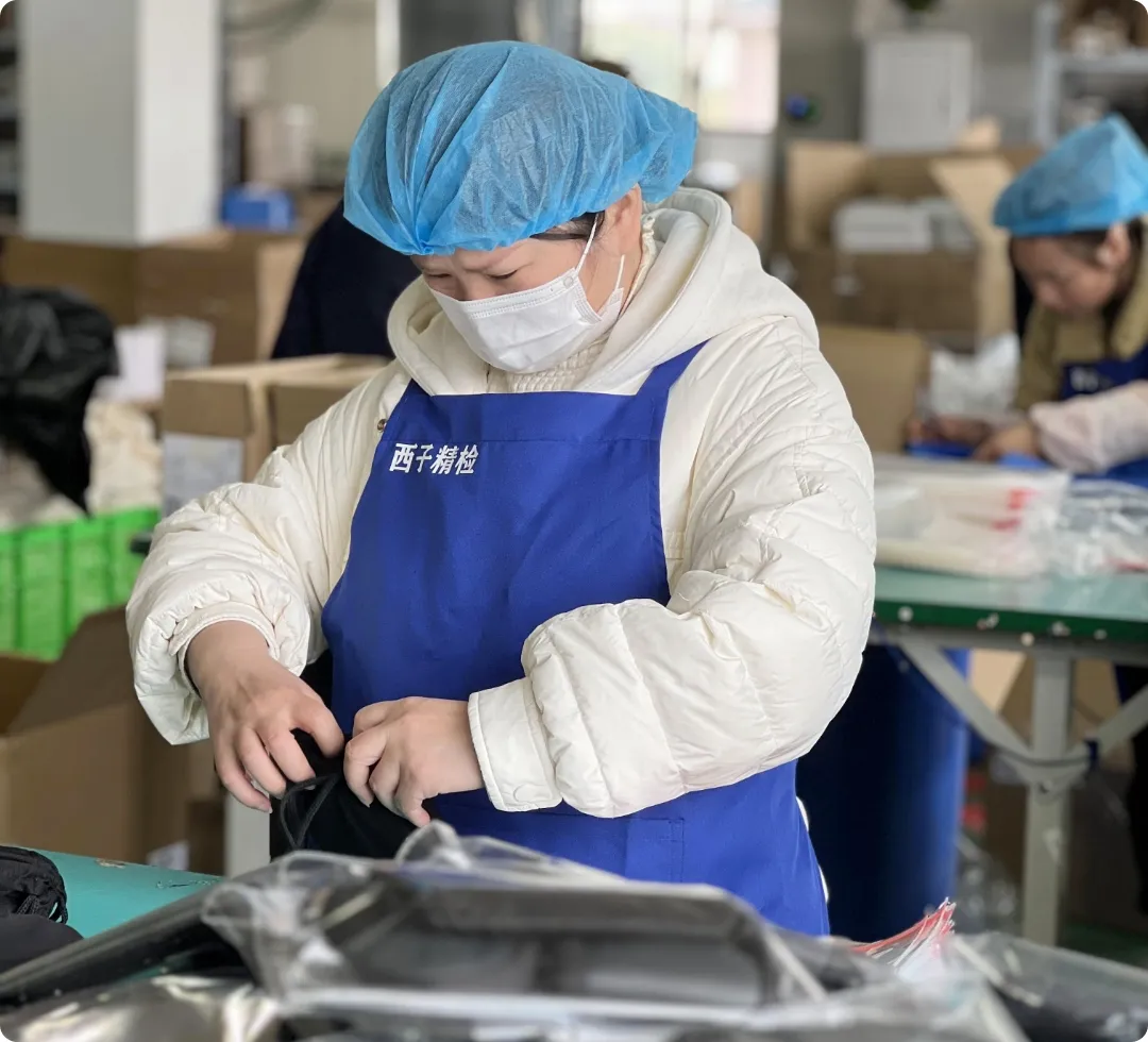 スタッフが商品を検品している