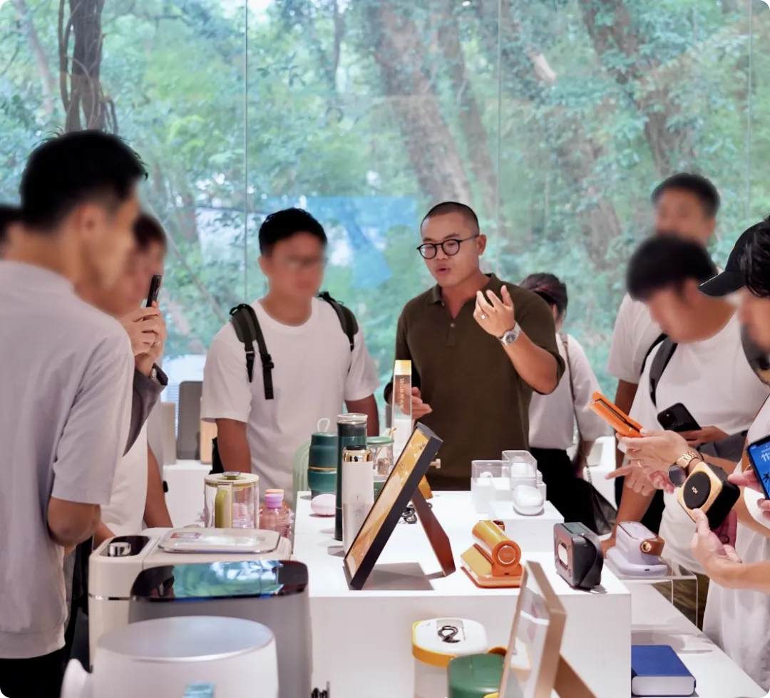 THE CKBのCEOが製品の説明をしている