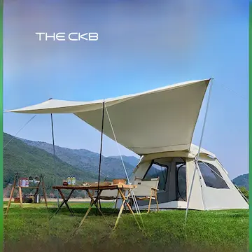 山並みを背景に設置されたテント