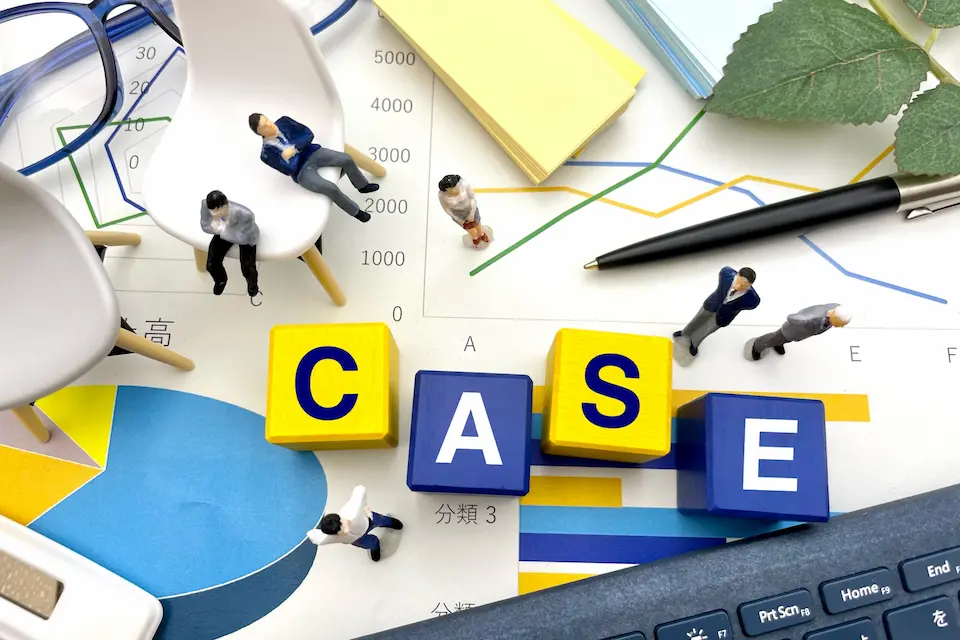 CASEという文字とビジネスパーソンとグラフ
