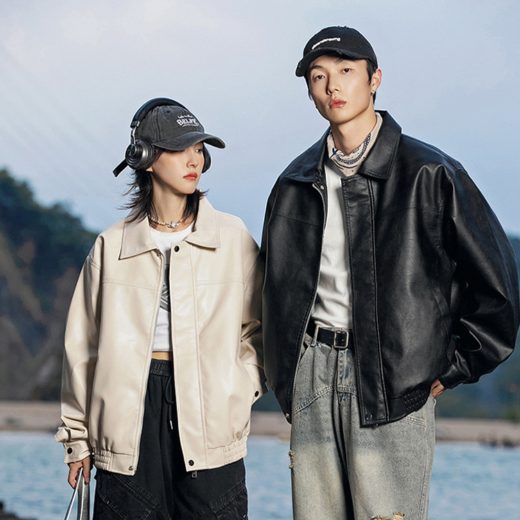 ジャケットを羽織った男女