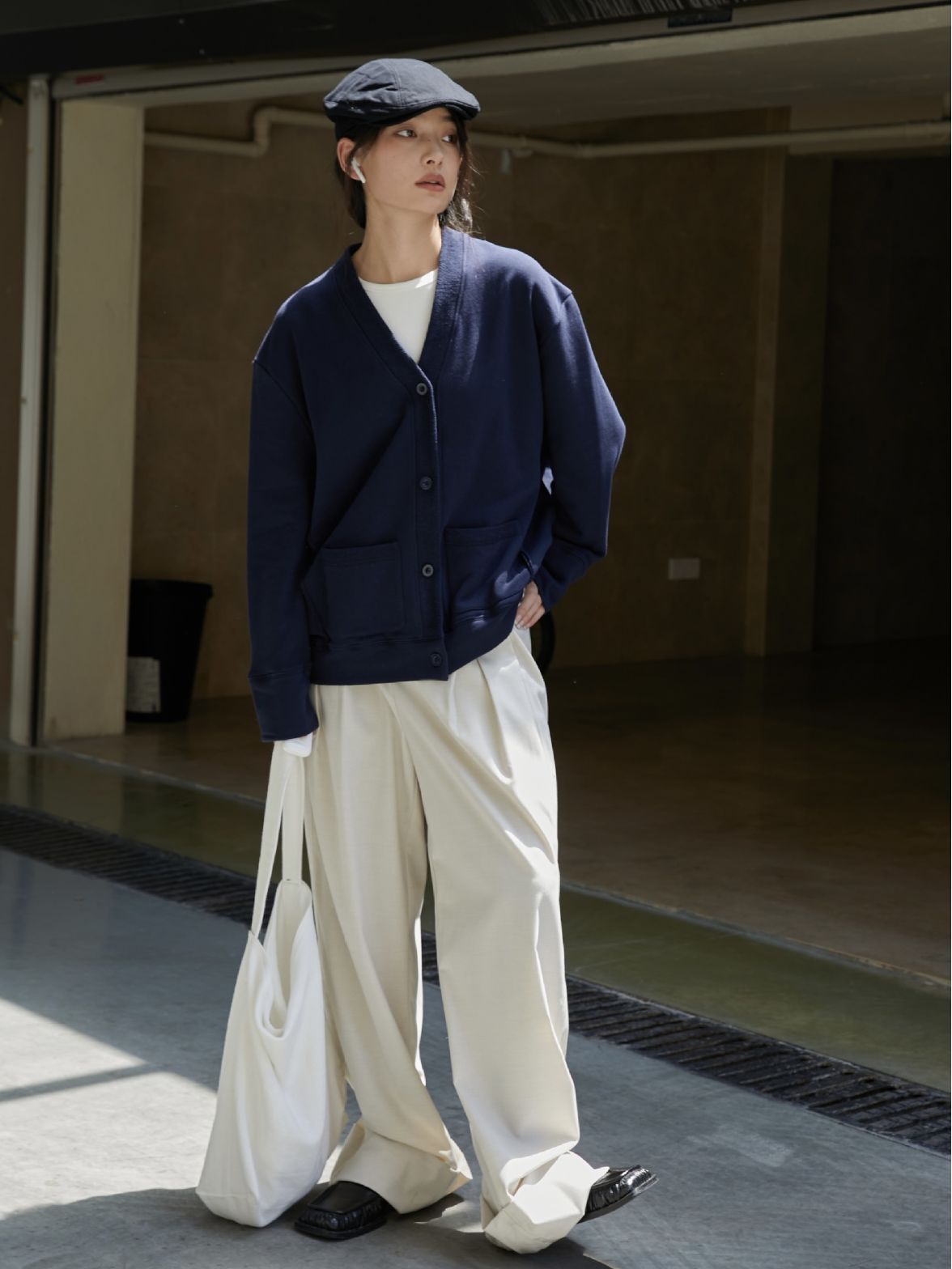 カーディガン着用モデル写真