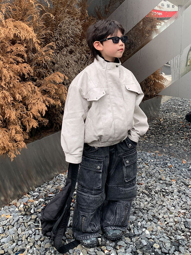 ジャケットとジーンズ姿の子供