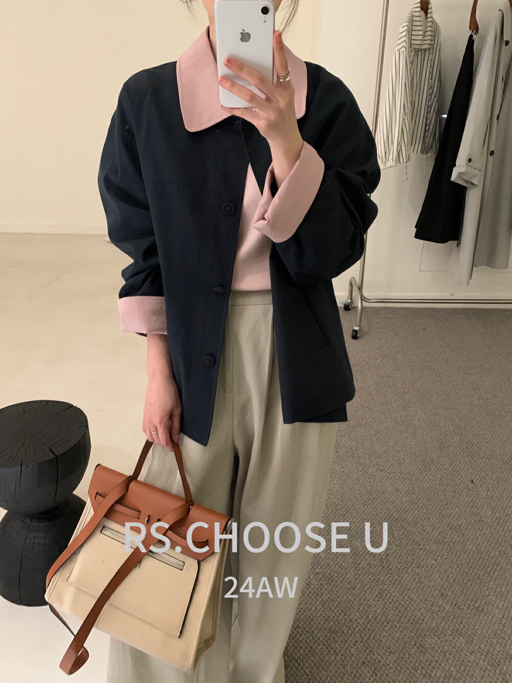 ショルダーバッグを持つ女性