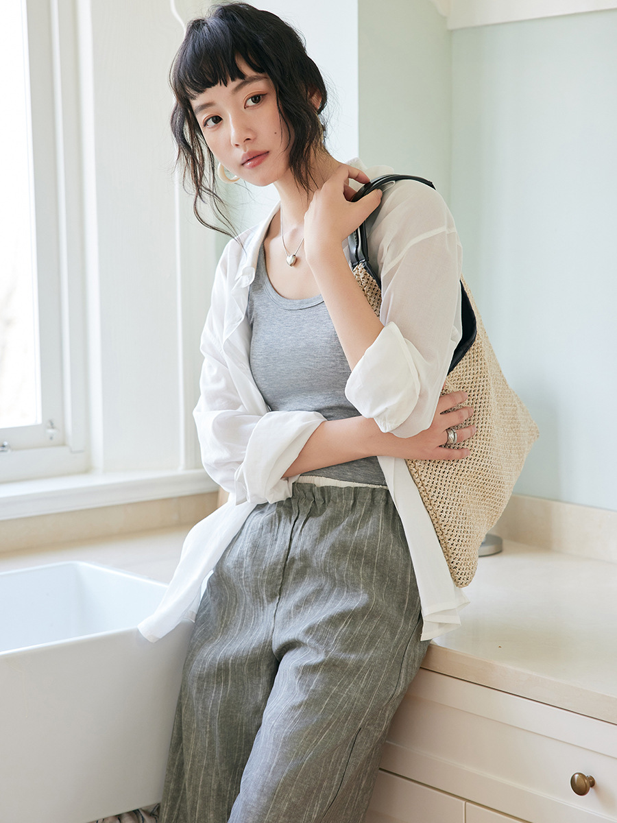 亜麻シャツをきた女性モデル