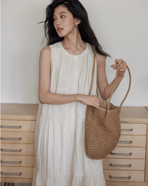 リネンワンピースを着た女性モデル