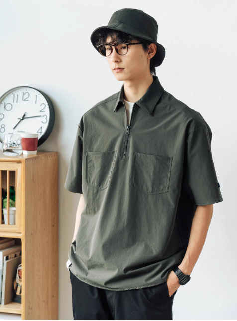 カジュアル半そでシャツを着た男性モデル