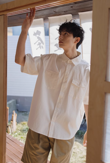 オーバーサイズＴシャツを着た男性モデル