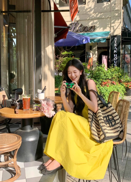 バターイエローのノースリーブギャザーワンピース