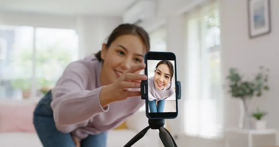 スマホで自撮りする女性