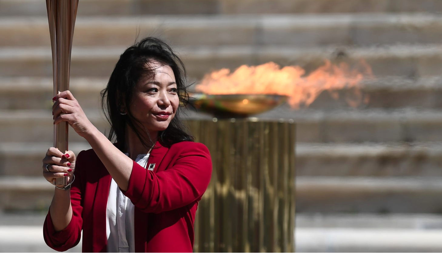 招待状のイメージとビジネスマン