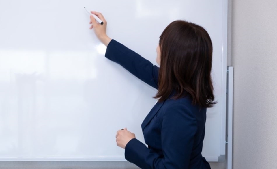 白版で講義をする女性