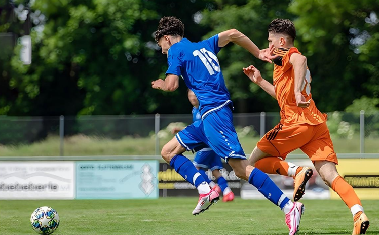 サッカー選手たちがボールを追いかけている様子