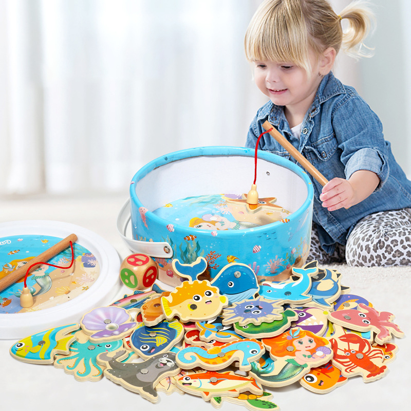 つりぼりおもちゃで遊ぶ女の子