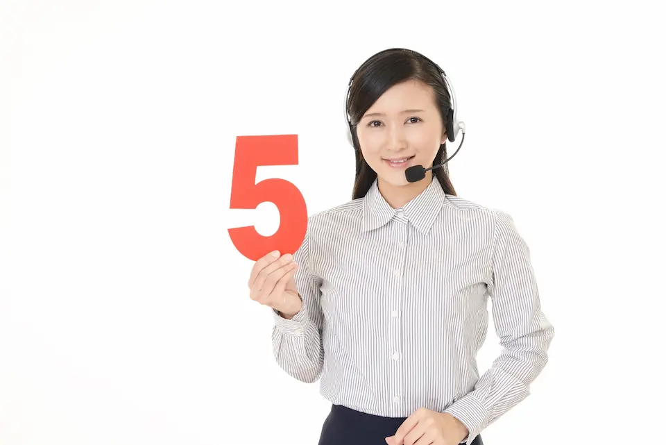 ５という数字を片手にもつ女性