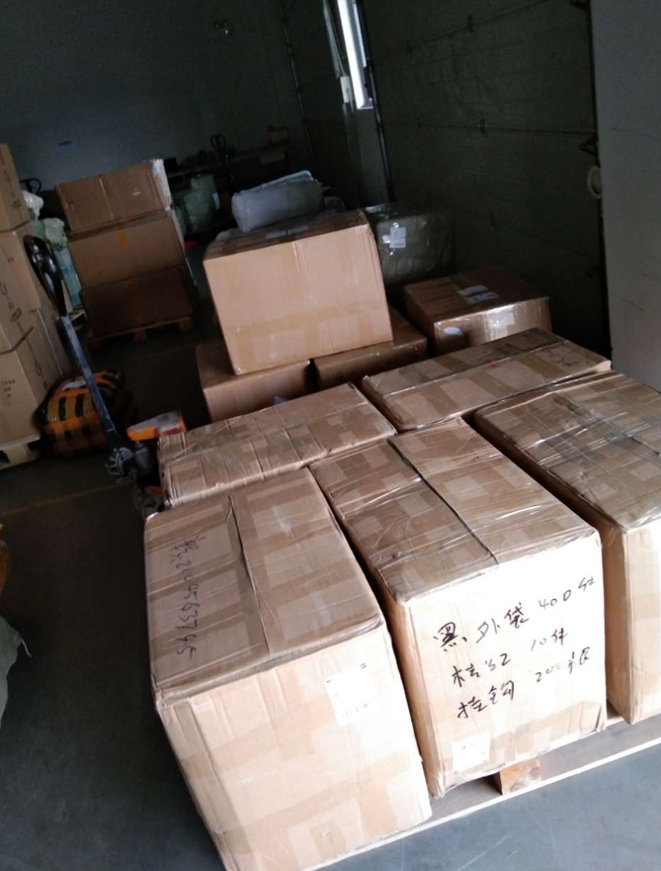 チェックマークとビジネスマン