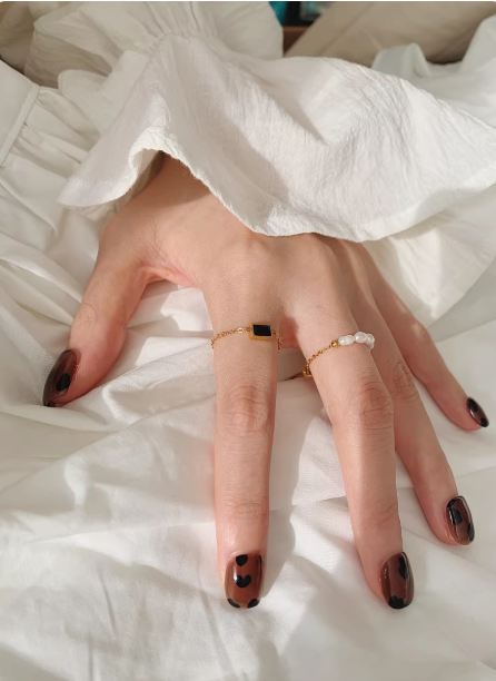 ブラックダイヤモンドリングを付けた女性の指