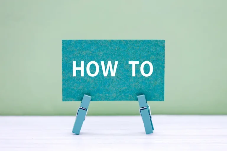 ライトブルーの背景にHow toの白い文字