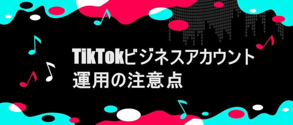 ベストを着てほほ笑む女の子