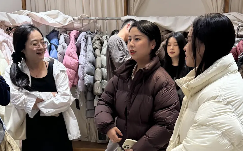 卸売ショップを訪問する顧客と店員