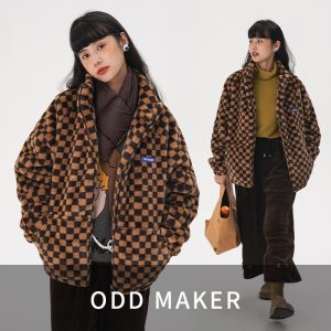 ODD MAKERのオーバーを羽織る女性モデル