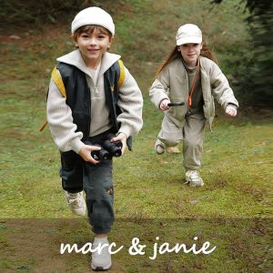 Marc&janieの子供服を着て野外で駆ける男の子と女の子