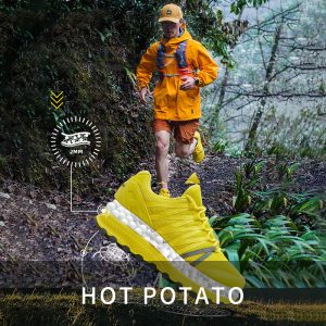 HOT POTATOのアウトドアウェアを着て走る男性