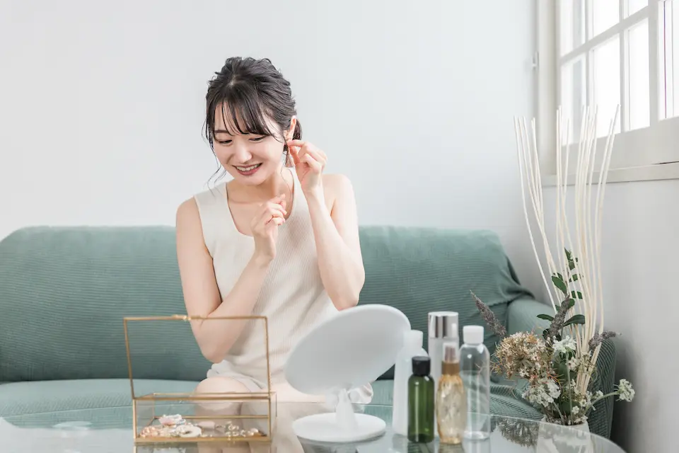 女性がアクセサリーを装着している様子