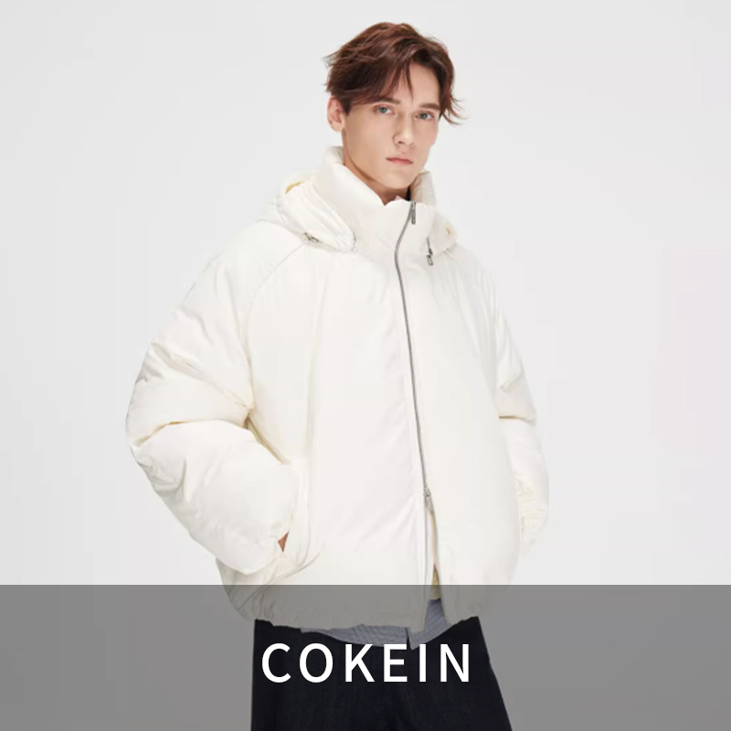 COKEINのダウンを羽織る男性モデル