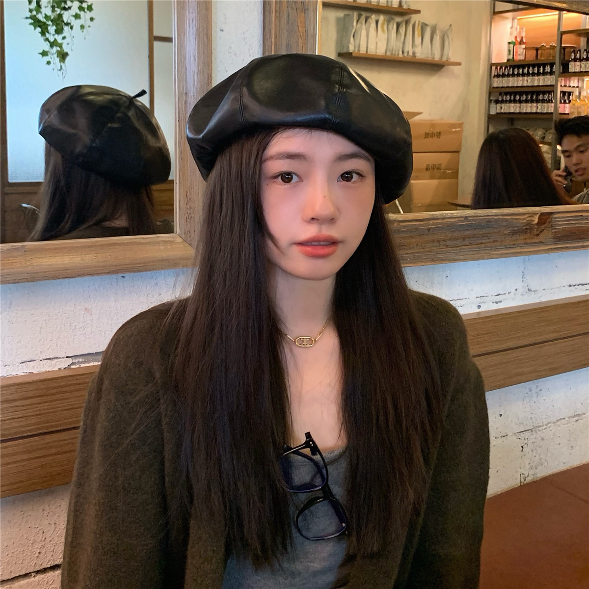 ベレー帽をかぶった女性