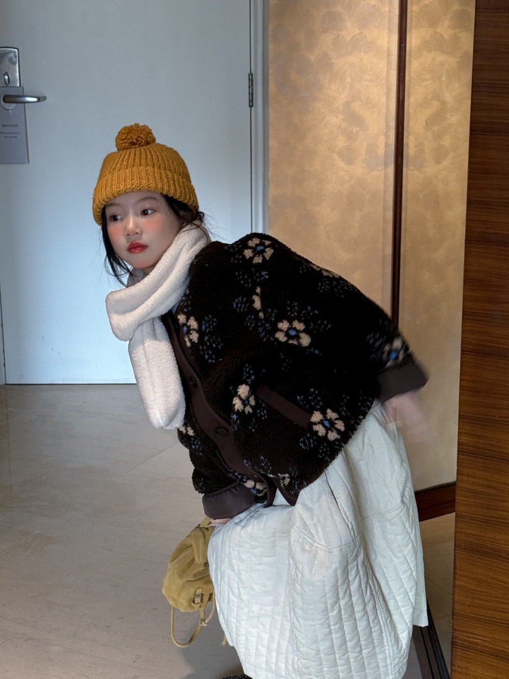 ニットを着用した女の子