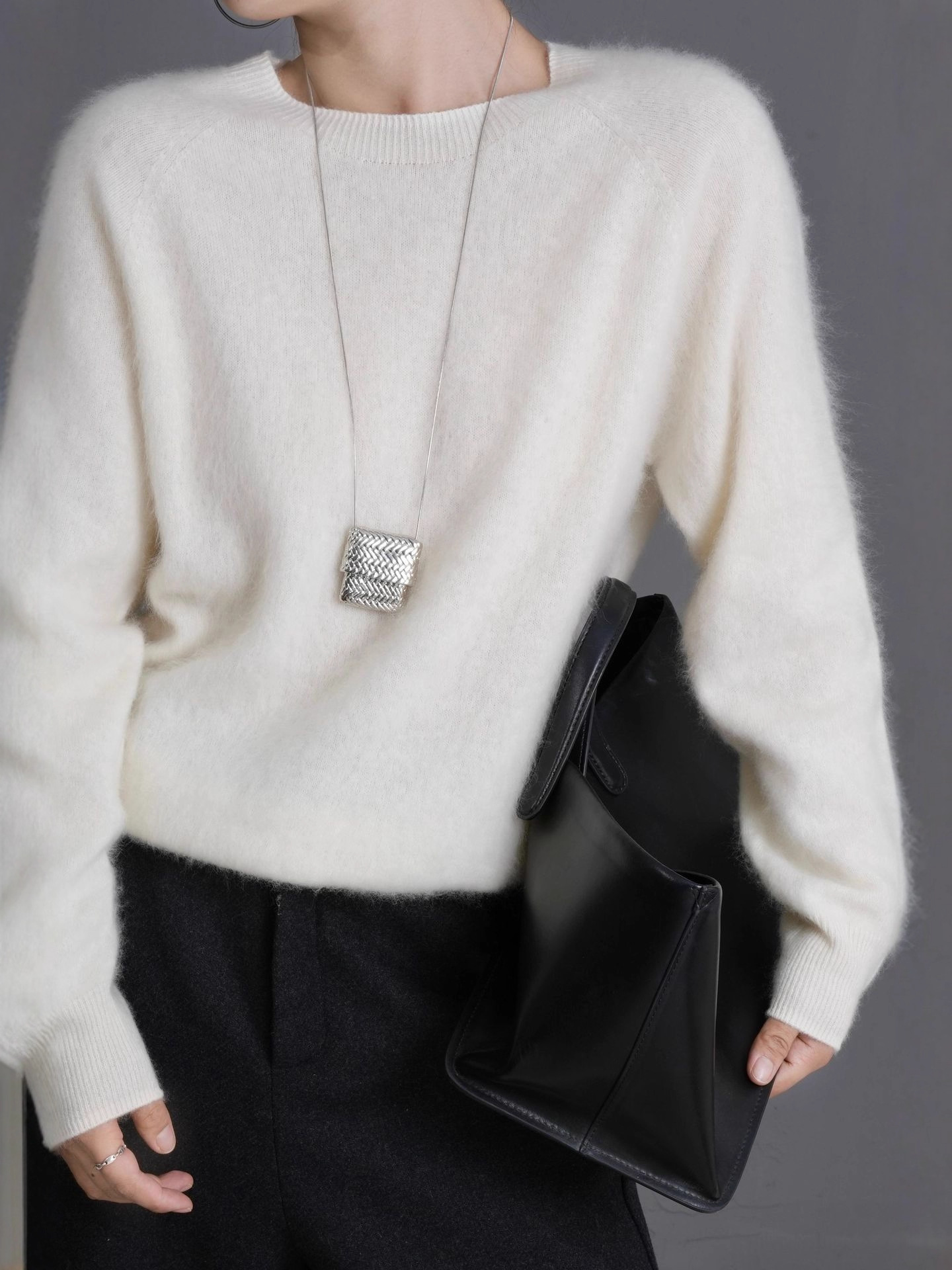 カシミヤセーター着用モデル写真