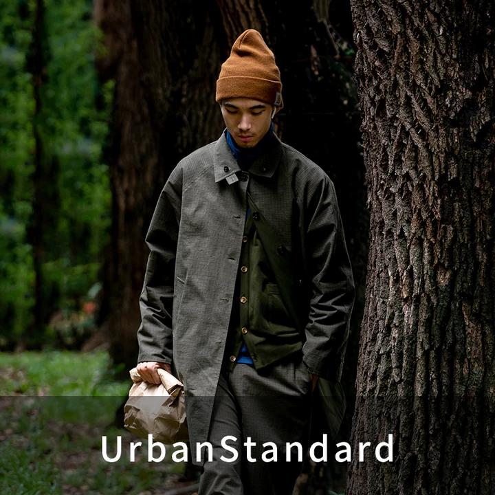 URBAN STANDARDのダウンを羽織る男性モデル