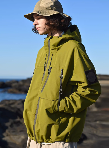 テフロンジャケットを着る男性