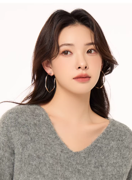 キャッチレスピアスを付けた女性