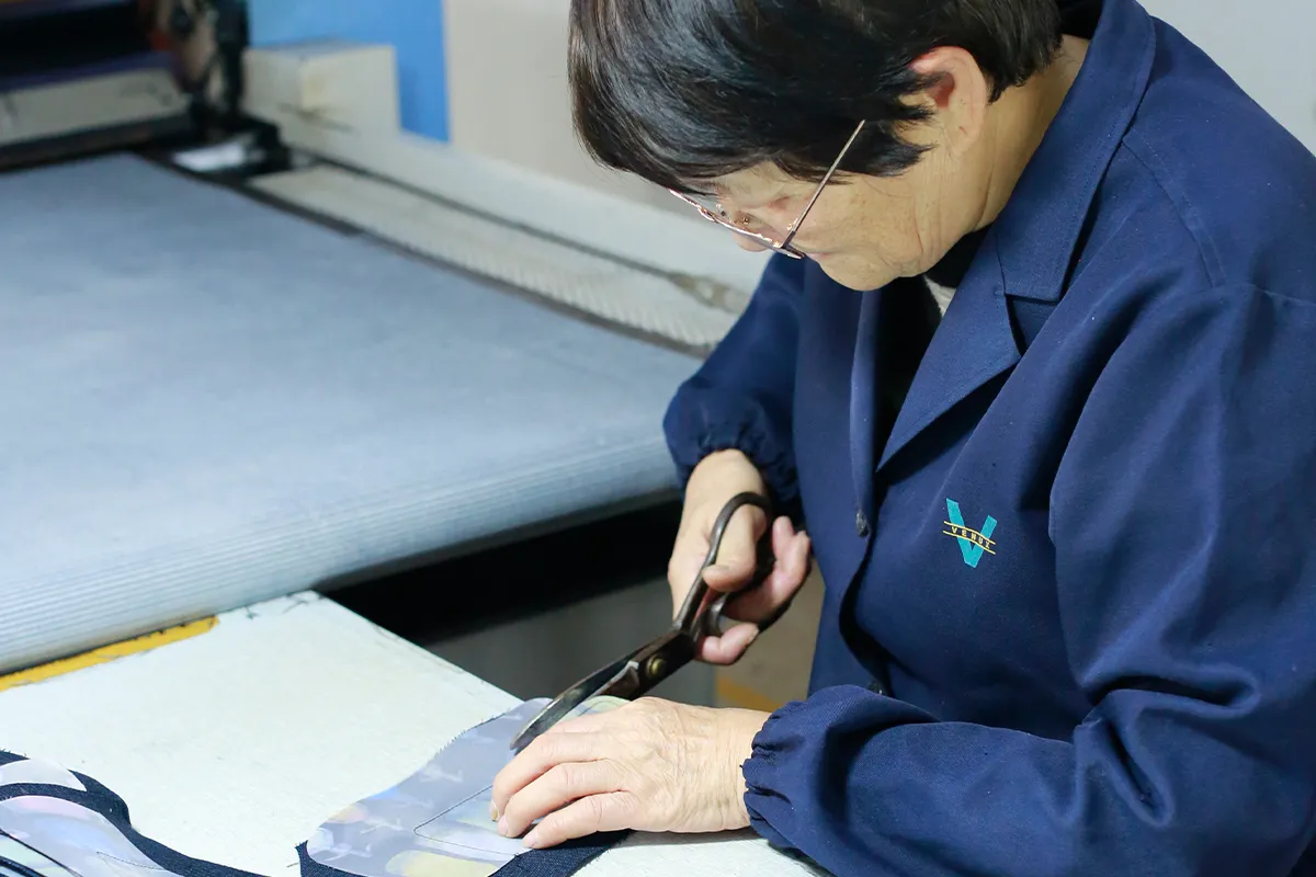 THE CKBのスタッフが商品を作っている