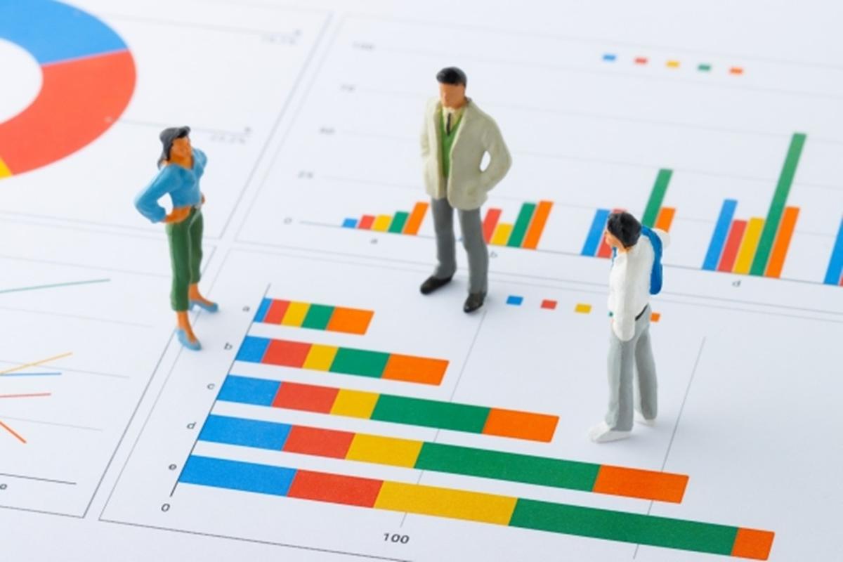 データ分析について3人の様子イメージ図