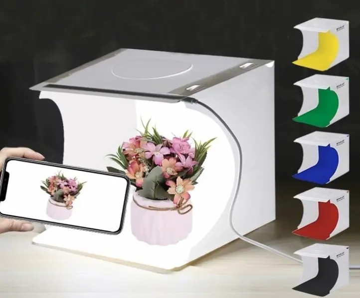 商品ボックスで造花をスマホで撮影している画像