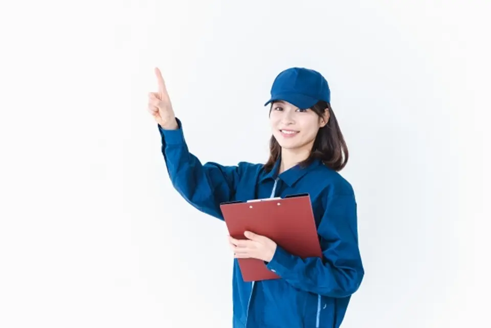 女性工員が指さす画像