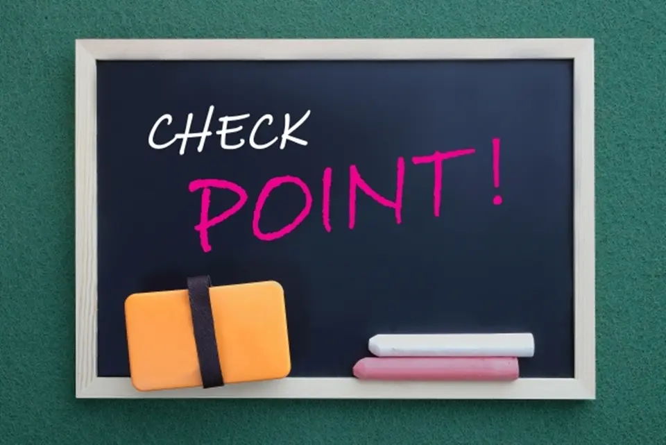 黒板に書かれたCHECK POINTOという文字