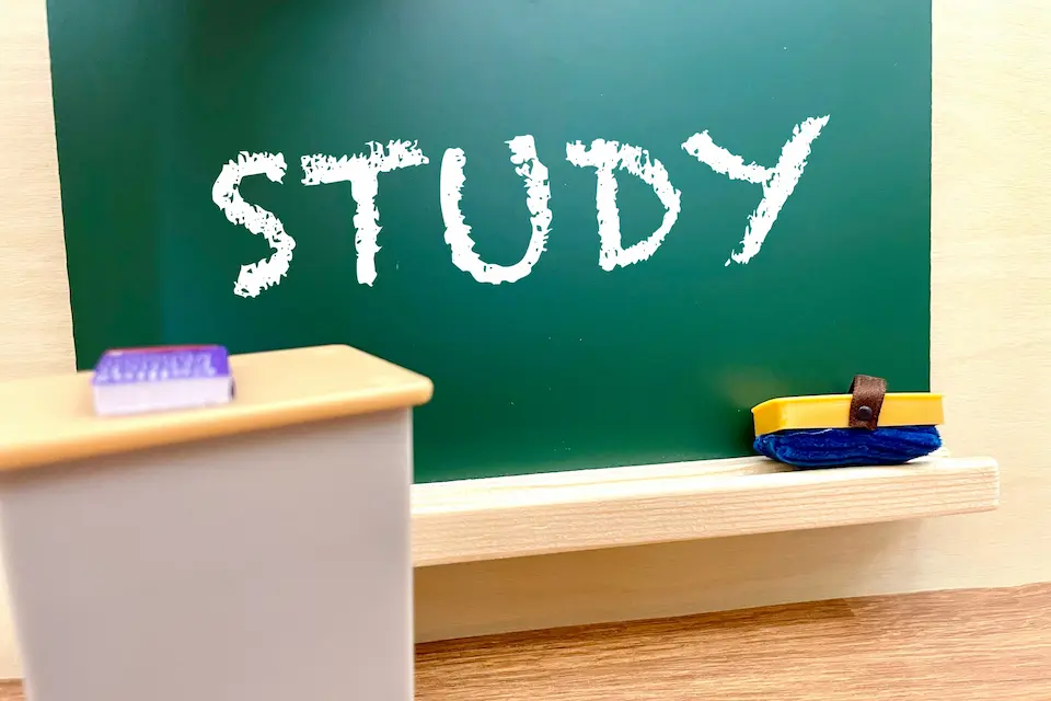 黒板にSTUDYの文字