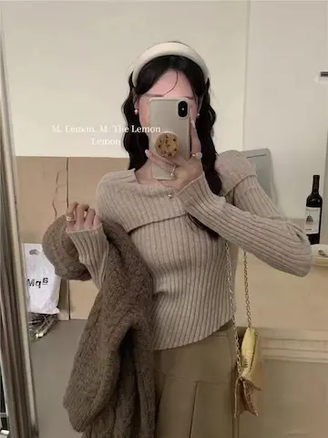 オフショルダーニットを着た女性