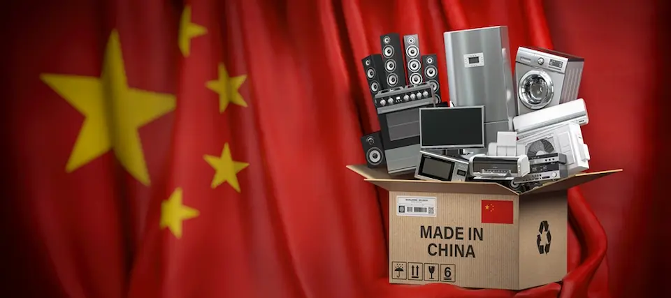 中国国旗と段ボールからあふれる電化製品