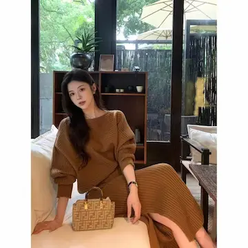 ニットリブを着た女性