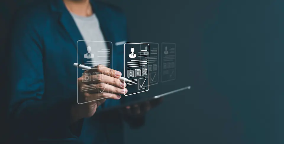 アカウントをチェックする男性のイメージ画像